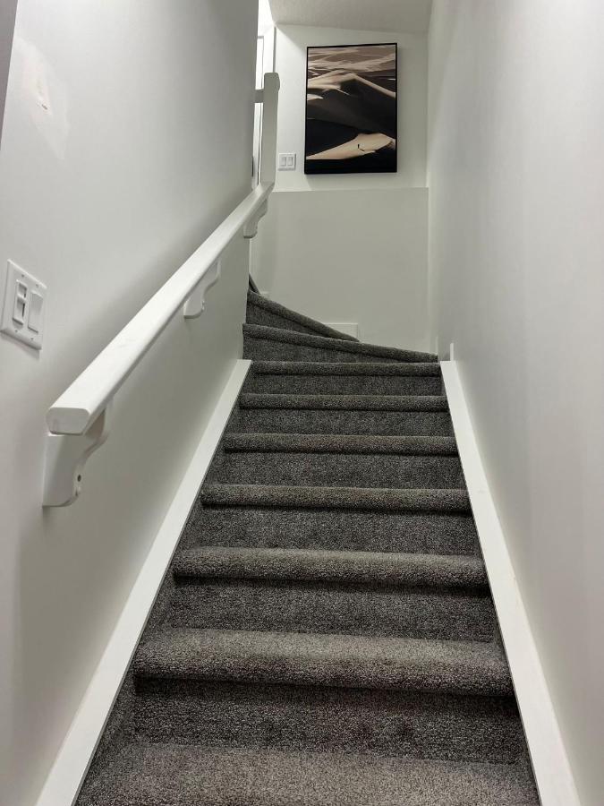 Beautiful 2 Bedroom Home Away From Home YYC Exteriér fotografie
