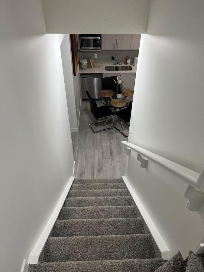 Beautiful 2 Bedroom Home Away From Home YYC Exteriér fotografie